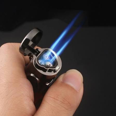 Gasfeuerzeug mit drei blauen Jetflammen in der Hand