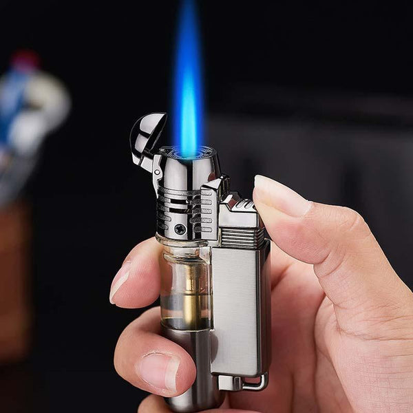Sturmfeuerzeug mit brennender blauer Jetflamme in der Hand